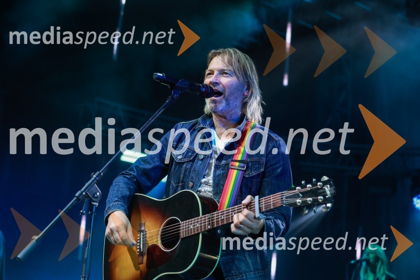  Miha Guštin-Gušti, glasbenikGušti s prijatelji proslavil 40 let glasbene kariere