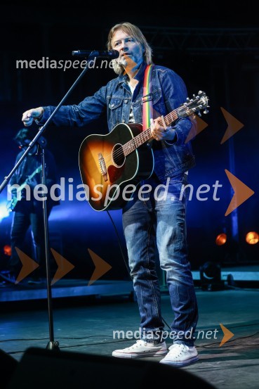  Miha Guštin-Gušti, glasbenikGušti s prijatelji proslavil 40 let glasbene kariere