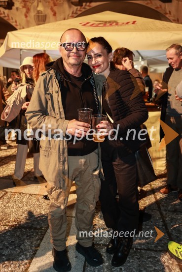  Nikola Sekulović, basist;  Emanuela Montanič, pianistkaGušti s prijatelji proslavil 40 let glasbene kariere