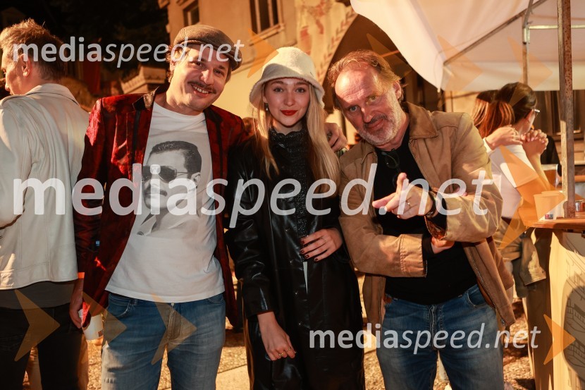  Anže Zevnik, igralec;  Ališa Kasjak Gutman;  Vanja Vardjan, odgovorni urednik Razvedrilnega programa TV SlovenijaGušti s prijatelji proslavil 40 let glasbene kariere