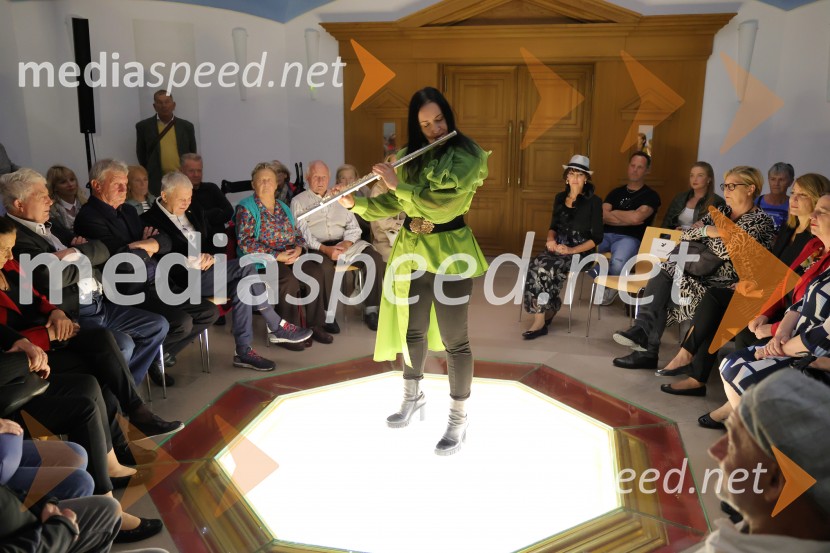  Tinkara Kovač, glasbenicaOdprtje razstave No. 108 – Boris Pahor