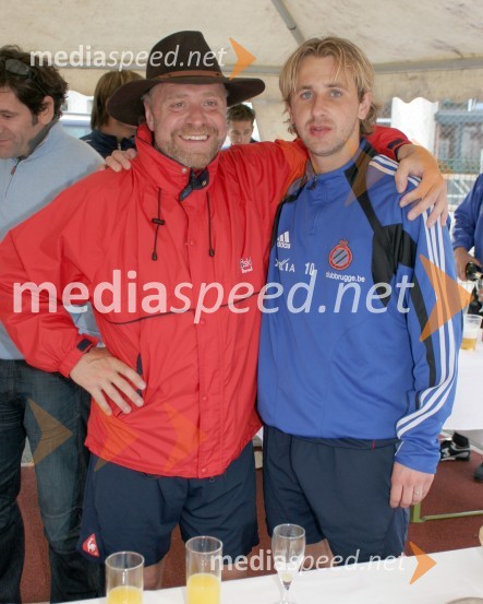 Miran Pečovnik - Pidži, glasbenik ter član slovenske glasbene nogometne reprezentance in Nastja Čeh, nogometašFree kick master Slovenija 2005