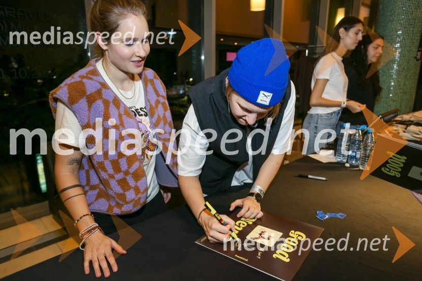  Nina Korošak Serčič, bobni, Freekind;  Sara Ester Gredelj, pianistka in vokalistka, Freekind15. obletnica Kina Šiška z glasbeno skupino Freekind