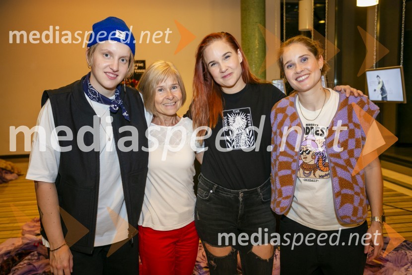  Sara Ester Gredelj, pianistka in vokalistka, Freekind;  ... ;  Maja Monrue, pisateljica in producentka;  Nina Korošak Serčič, bobni, Freekind15. obletnica Kina Šiška z glasbeno skupino Freekind