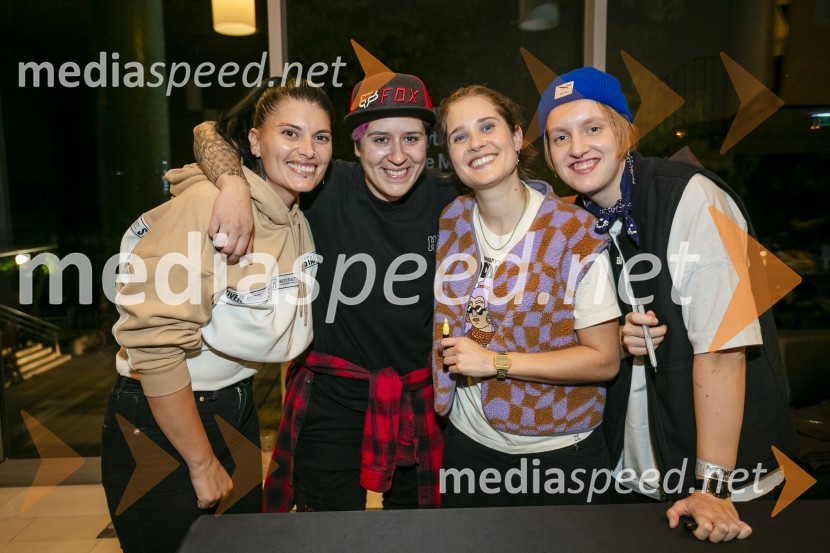  ... ;  ... ;  Nina Korošak Serčič, bobni, Freekind;  Sara Ester Gredelj, pianistka in vokalistka, Freekind15. obletnica Kina Šiška z glasbeno skupino Freekind