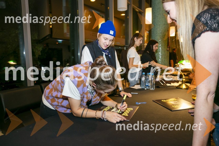  Nina Korošak Serčič, bobni, Freekind;  Sara Ester Gredelj, pianistka in vokalistka, Freekind15. obletnica Kina Šiška z glasbeno skupino Freekind