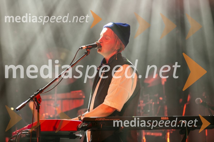  Sara Ester Gredelj, pianistka in vokalistka, Freekind15. obletnica Kina Šiška z glasbeno skupino Freekind