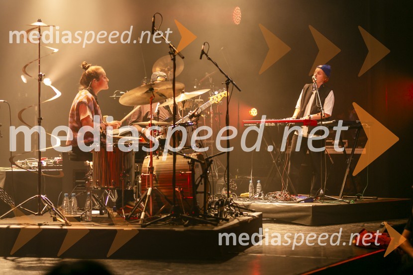  Nina Korošak Serčič, bobni, Freekind;  Sara Ester Gredelj, pianistka in vokalistka, Freekind15. obletnica Kina Šiška z glasbeno skupino Freekind