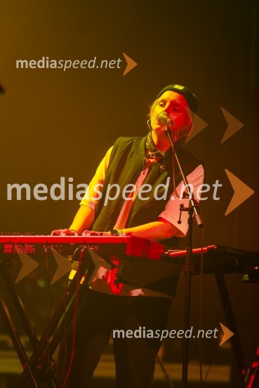  Sara Ester Gredelj, pianistka in vokalistka, Freekind15. obletnica Kina Šiška z glasbeno skupino Freekind