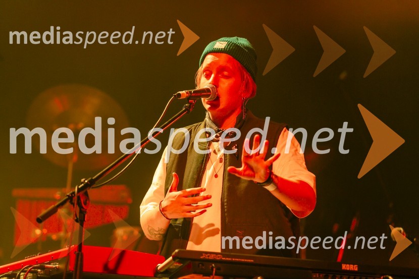  Sara Ester Gredelj, pianistka in vokalistka, Freekind15. obletnica Kina Šiška z glasbeno skupino Freekind