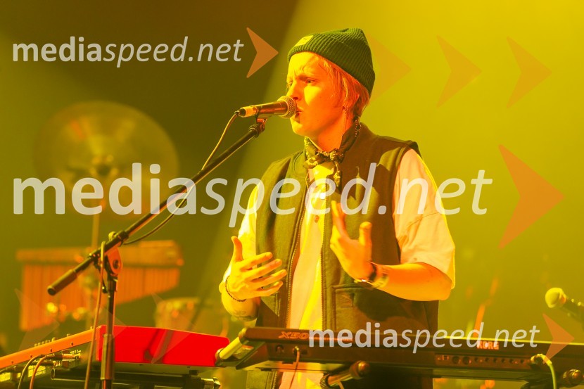  Sara Ester Gredelj, pianistka in vokalistka, Freekind15. obletnica Kina Šiška z glasbeno skupino Freekind