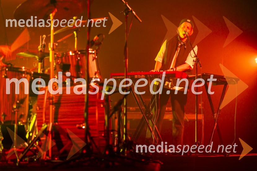  Sara Ester Gredelj, pianistka in vokalistka, Freekind15. obletnica Kina Šiška z glasbeno skupino Freekind