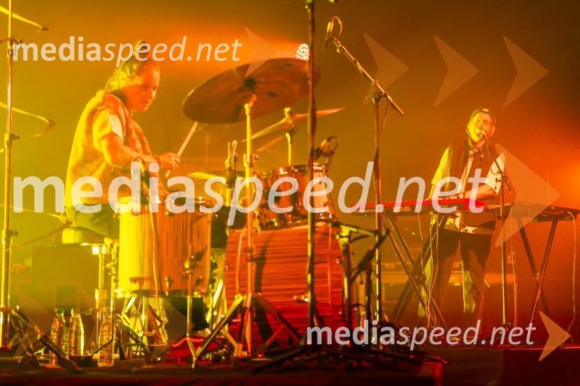  Nina Korošak Serčič, bobni, Freekind;  Sara Ester Gredelj, pianistka in vokalistka, Freekind15. obletnica Kina Šiška z glasbeno skupino Freekind