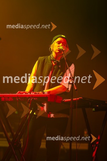  Sara Ester Gredelj, pianistka in vokalistka, Freekind15. obletnica Kina Šiška z glasbeno skupino Freekind