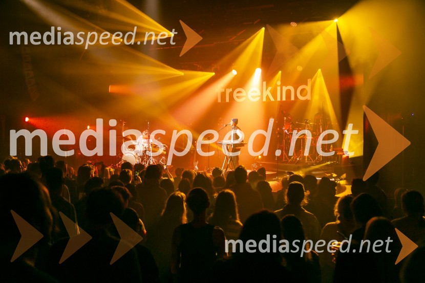  Sara Ester Gredelj, pianistka in vokalistka, Freekind15. obletnica Kina Šiška z glasbeno skupino Freekind