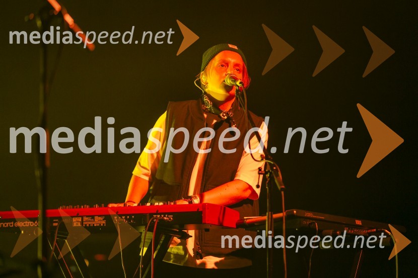  Sara Ester Gredelj, pianistka in vokalistka, Freekind15. obletnica Kina Šiška z glasbeno skupino Freekind