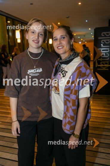  Sara Ester Gredelj, pianistka in vokalistka, Freekind;  Nina Korošak Serčič, bobni, Freekind15. obletnica Kina Šiška z glasbeno skupino Freekind