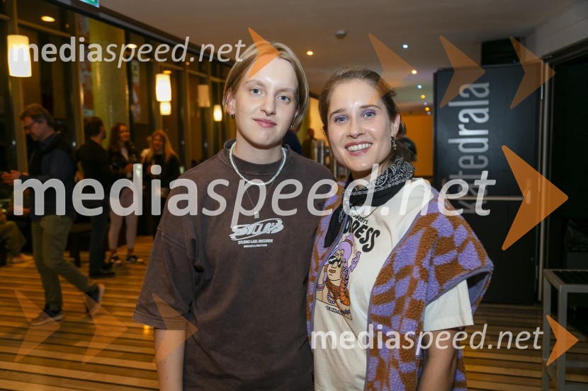  Sara Ester Gredelj, pianistka in vokalistka, Freekind;  Nina Korošak Serčič, bobni, Freekind15. obletnica Kina Šiška z glasbeno skupino Freekind