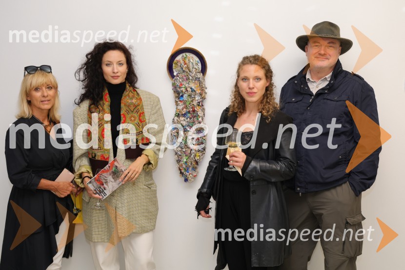  Barbra Jermann, urednica revije Suzy;  Urška Centa, plesalka flamenka;  Lučka Centa, likovna umetnica;  Urban Centa, organizator glasbenega programa Odprtje razstave Lučke Centa z naslovom ARTE - FAKT