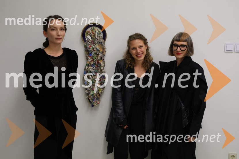  Anja Seničar, kuratorka;  Lučka Centa, likovna umetnica;  Tina Gerlec, direktorica galerija TkalkaOdprtje razstave Lučke Centa z naslovom ARTE - FAKT