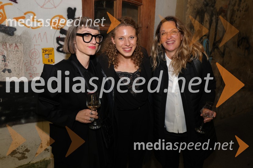  Tina Tina, lastnica Galerije Tkalka;  Lučka Centa, likovna umetnica;  ... Odprtje razstave Lučke Centa z naslovom ARTE - FAKT