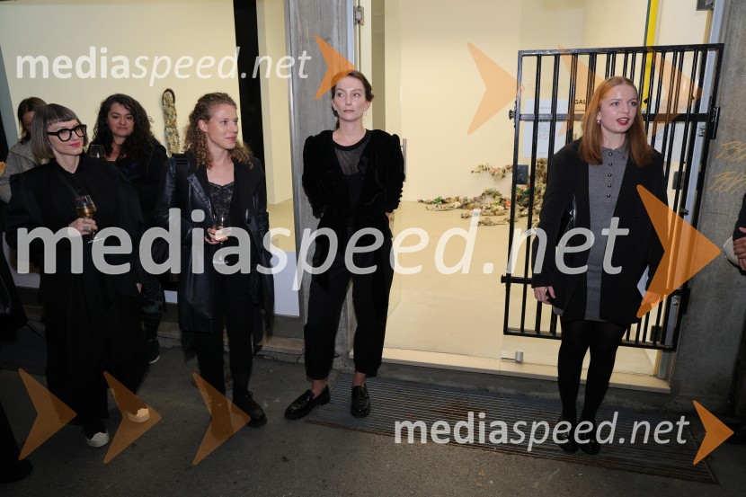  Tina Gerlec, direktorica galerija Tkalka;  Lučka Centa, likovna umetnica;  Anja Seničar, kuratorka;  ... Odprtje razstave Lučke Centa z naslovom ARTE - FAKT