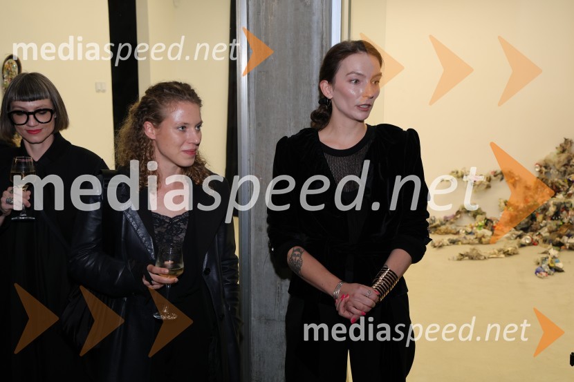  Lučka Centa, likovna umetnica;  Anja Seničar, kuratorkaOdprtje razstave Lučke Centa z naslovom ARTE - FAKT