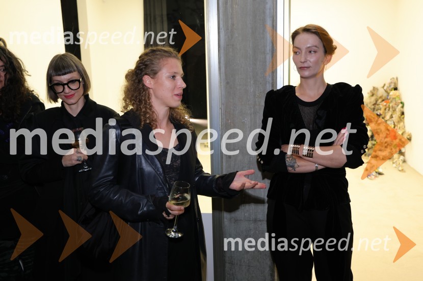  Tina Gerlec, direktorica galerija Tkalka;  Lučka Centa, likovna umetnica;  Anja Seničar, kuratorkaOdprtje razstave Lučke Centa z naslovom ARTE - FAKT