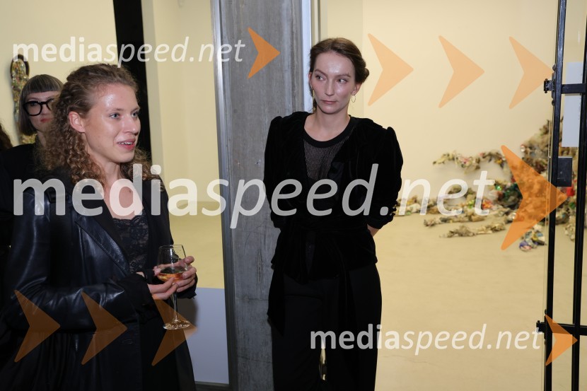  Lučka Centa, likovna umetnica;  Anja Seničar, kuratorkaOdprtje razstave Lučke Centa z naslovom ARTE - FAKT