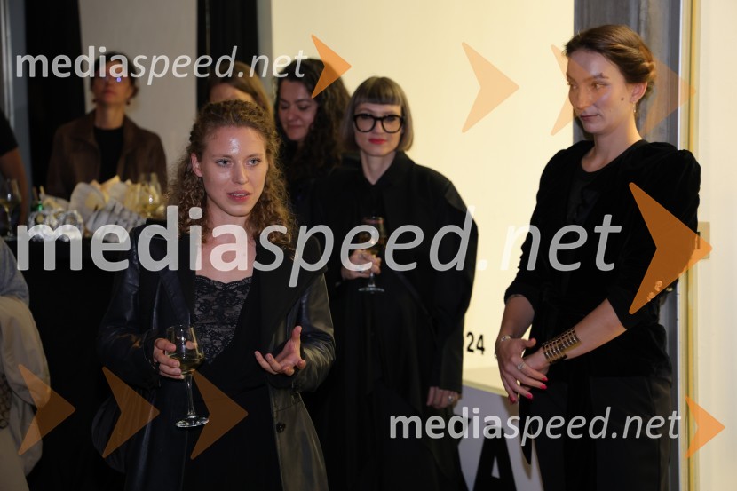  Lučka Centa, likovna umetnica;  Tina Tina, lastnica Galerije Tkalka;  Anja Seničar, kuratorkaOdprtje razstave Lučke Centa z naslovom ARTE - FAKT