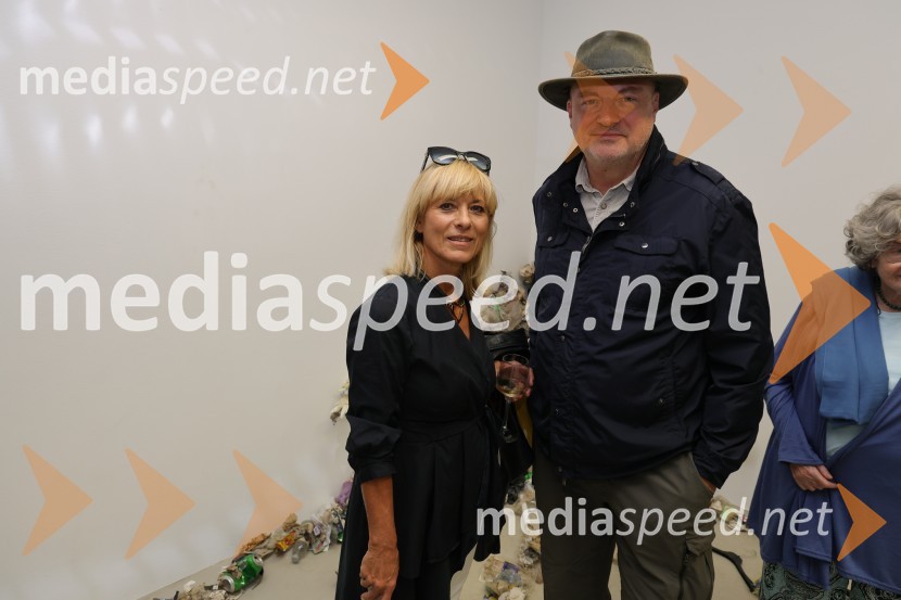  Barbra Jermann, urednica revije Suzy;  Urban Centa, organizator glasbenega programa Odprtje razstave Lučke Centa z naslovom ARTE - FAKT