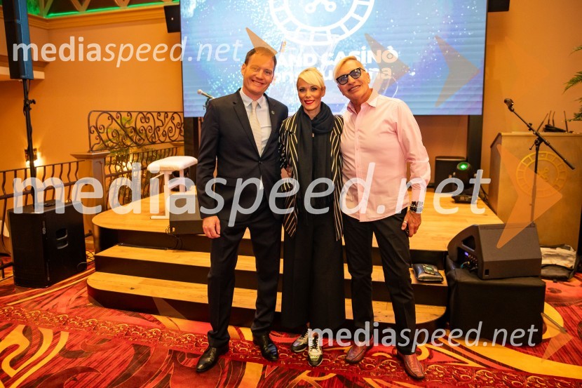  Domen Bucek, direktor, Grand Casino Mons Ljubljana;  Pia Pustovrh, voditeljica;   Igor  Jelen-Iggy, Hiša umetnosti IGEN CeljeSvečana otvoritev Grand Casino Mons Ljubljana