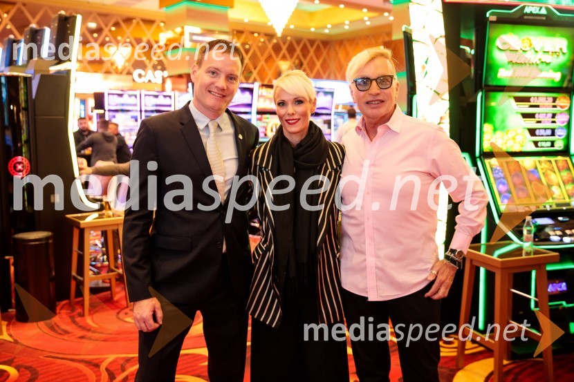  Domen Bucek, direktor, Grand Casino Mons Ljubljana;  Pia Pustovrh, voditeljica;   Igor  Jelen-Iggy, Hiša umetnosti IGEN CeljeSvečana otvoritev Grand Casino Mons Ljubljana