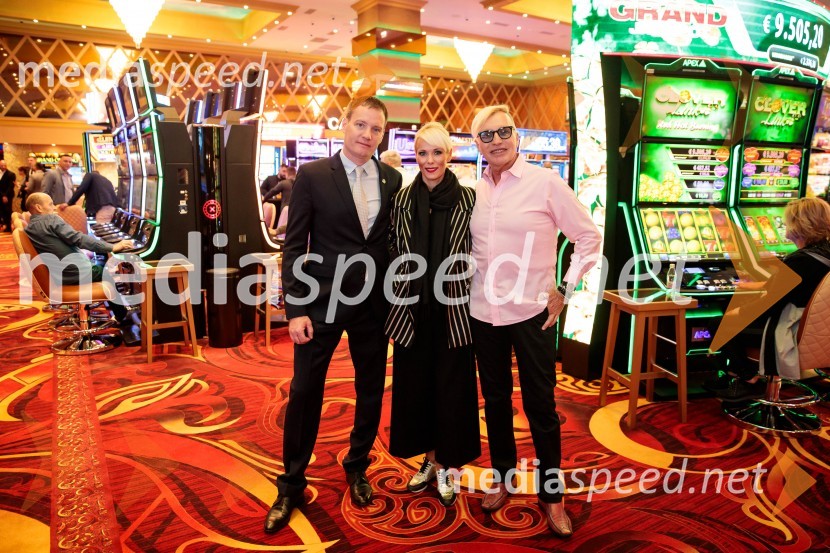 Domen Bucek, direktor, Grand Casino Mons Ljubljana;  Pia Pustovrh, voditeljica;   Igor  Jelen-Iggy, Hiša umetnosti IGEN CeljeSvečana otvoritev Grand Casino Mons Ljubljana