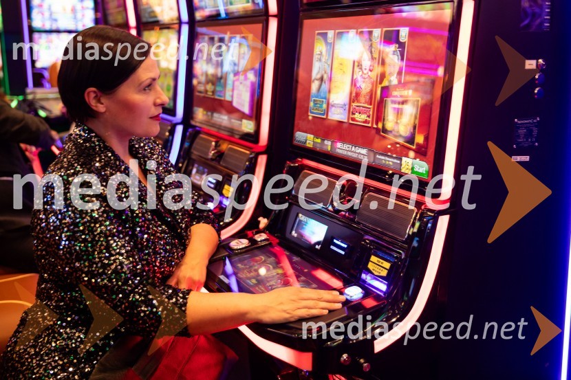  Nuška Drašček, pevkaSvečana otvoritev Grand Casino Mons Ljubljana