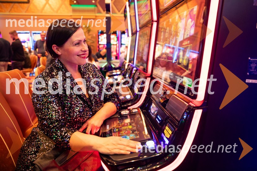  Nuška Drašček, pevkaSvečana otvoritev Grand Casino Mons Ljubljana