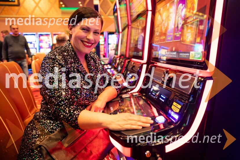  Nuška Drašček, pevkaSvečana otvoritev Grand Casino Mons Ljubljana