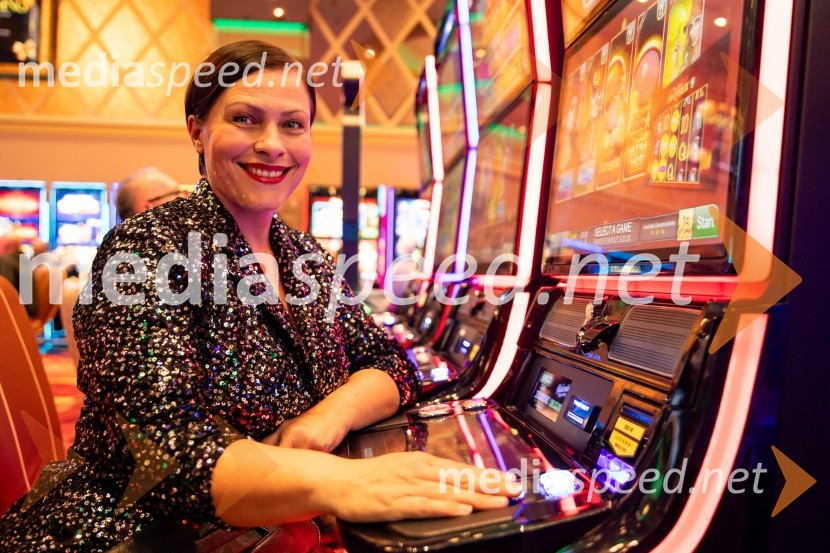  Nuška Drašček, pevkaSvečana otvoritev Grand Casino Mons Ljubljana