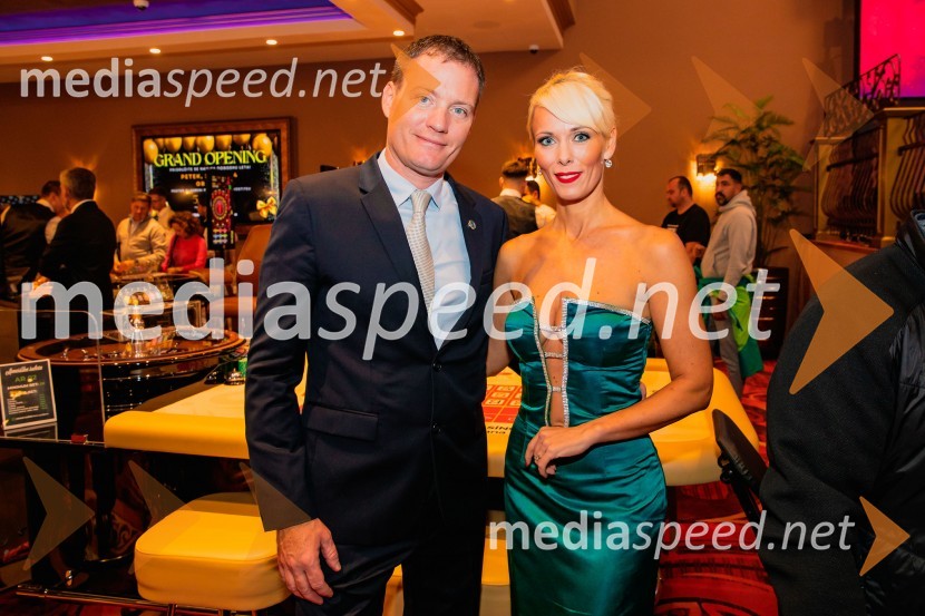  Domen Bucek, direktor, Grand Casino Mons Ljubljana;  Pia Pustovrh, voditeljicaSvečana otvoritev Grand Casino Mons Ljubljana