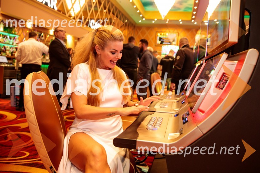  Neža Buh-Neisha, glasbenicaSvečana otvoritev Grand Casino Mons Ljubljana