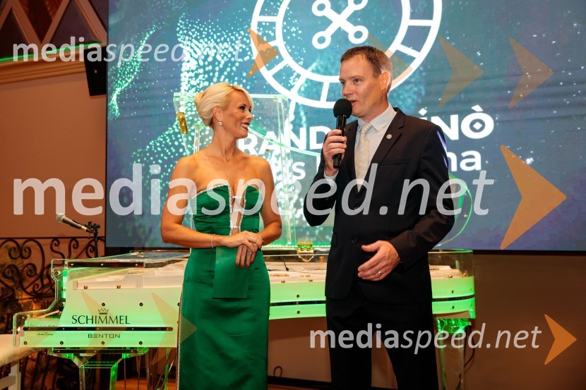  Pia Pustovrh, voditeljica;  Domen Bucek, direktor, Grand Casino Mons LjubljanaSvečana otvoritev Grand Casino Mons Ljubljana