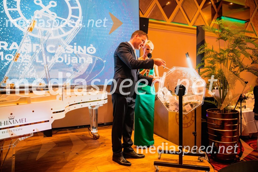  Domen Bucek, direktor, Grand Casino Mons Ljubljana;  Pia Pustovrh, voditeljicaSvečana otvoritev Grand Casino Mons Ljubljana