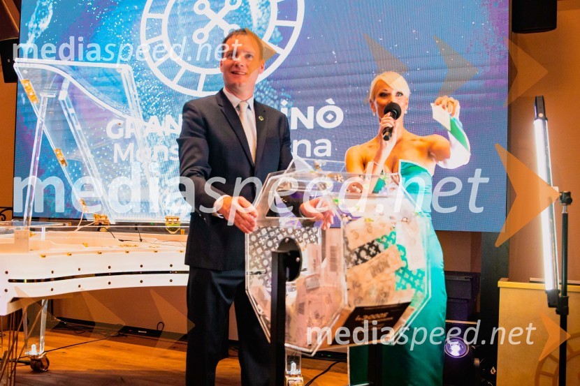  Domen Bucek, direktor, Grand Casino Mons Ljubljana;  Pia Pustovrh, voditeljicaSvečana otvoritev Grand Casino Mons Ljubljana