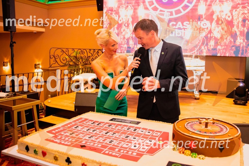  Pia Pustovrh, voditeljica;  Domen Bucek, direktor, Grand Casino Mons LjubljanaSvečana otvoritev Grand Casino Mons Ljubljana