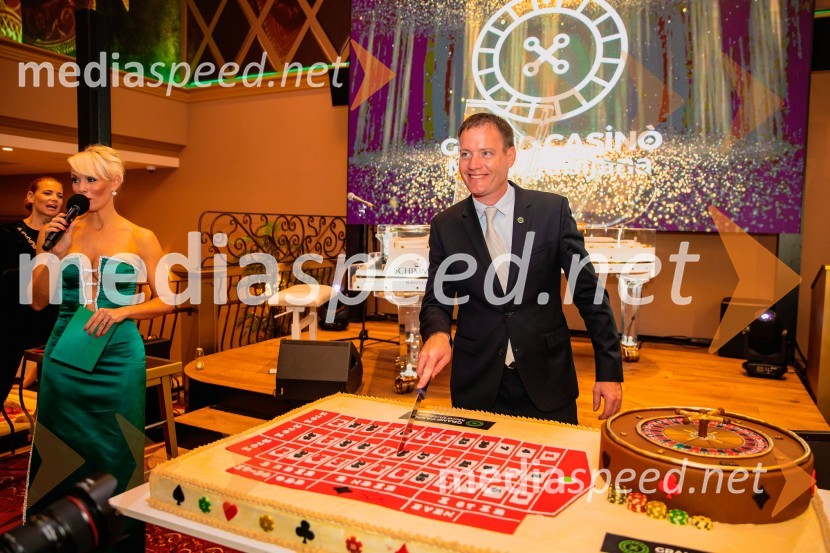  Pia Pustovrh, voditeljica;  Domen Bucek, direktor, Grand Casino Mons LjubljanaSvečana otvoritev Grand Casino Mons Ljubljana