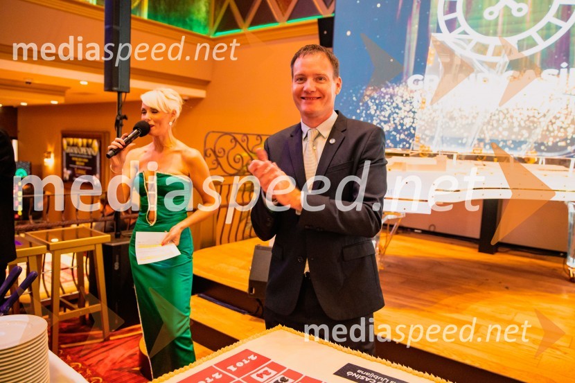 Pia Pustovrh, voditeljica;  Domen Bucek, direktor, Grand Casino Mons LjubljanaSvečana otvoritev Grand Casino Mons Ljubljana