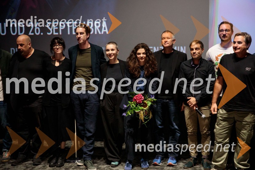  Miha Černec, producent;  Nina Robnik, filmska producentka;  Jure Henigman, igralec;  Nataša Keser, igralka;  Diana  Kolenc, igralka;  Janez Burger, režiser;  ... ;  ... ;  Rok Cvetkov, kaskaderPremiera slovenskega filma Opazovanje, Cineplexx Ljubljana