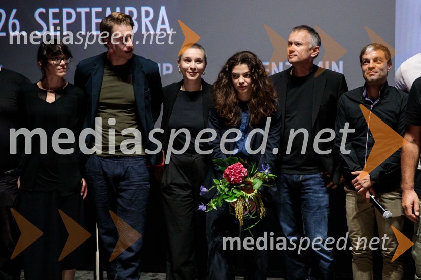  Nina Robnik, filmska producentka;  Jure Henigman, igralec;  Nataša Keser, igralka;  Diana  Kolenc, igralka;  Janez Burger, režiser;  ... Premiera slovenskega filma Opazovanje, Cineplexx Ljubljana