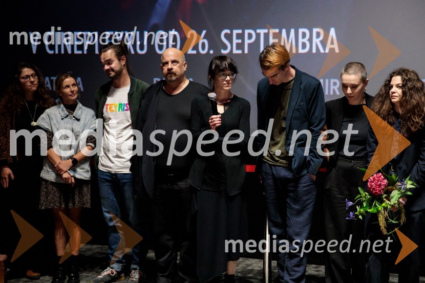  ... ;  ... ;  ... ;  Miha Černec, producent;  Nina Robnik, filmska producentka;  Jure Henigman, igralec;  Nataša Keser, igralka;  Diana  Kolenc, igralkaPremiera slovenskega filma Opazovanje, Cineplexx Ljubljana