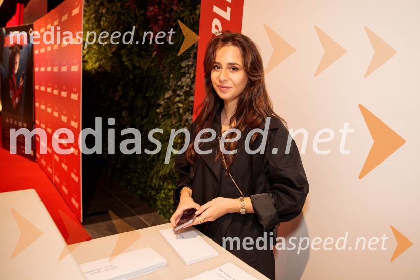  Esma Hajdarpašić, urednica družabnih omrežij 25. FSFPremiera slovenskega filma Opazovanje, Cineplexx Ljubljana